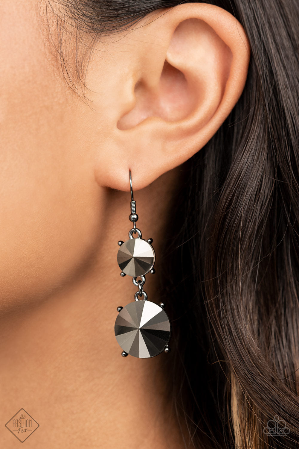 SIZZLING SHOWCASE - BLACK EARRING - MAGNIFICENT MUSINGS - 1526
