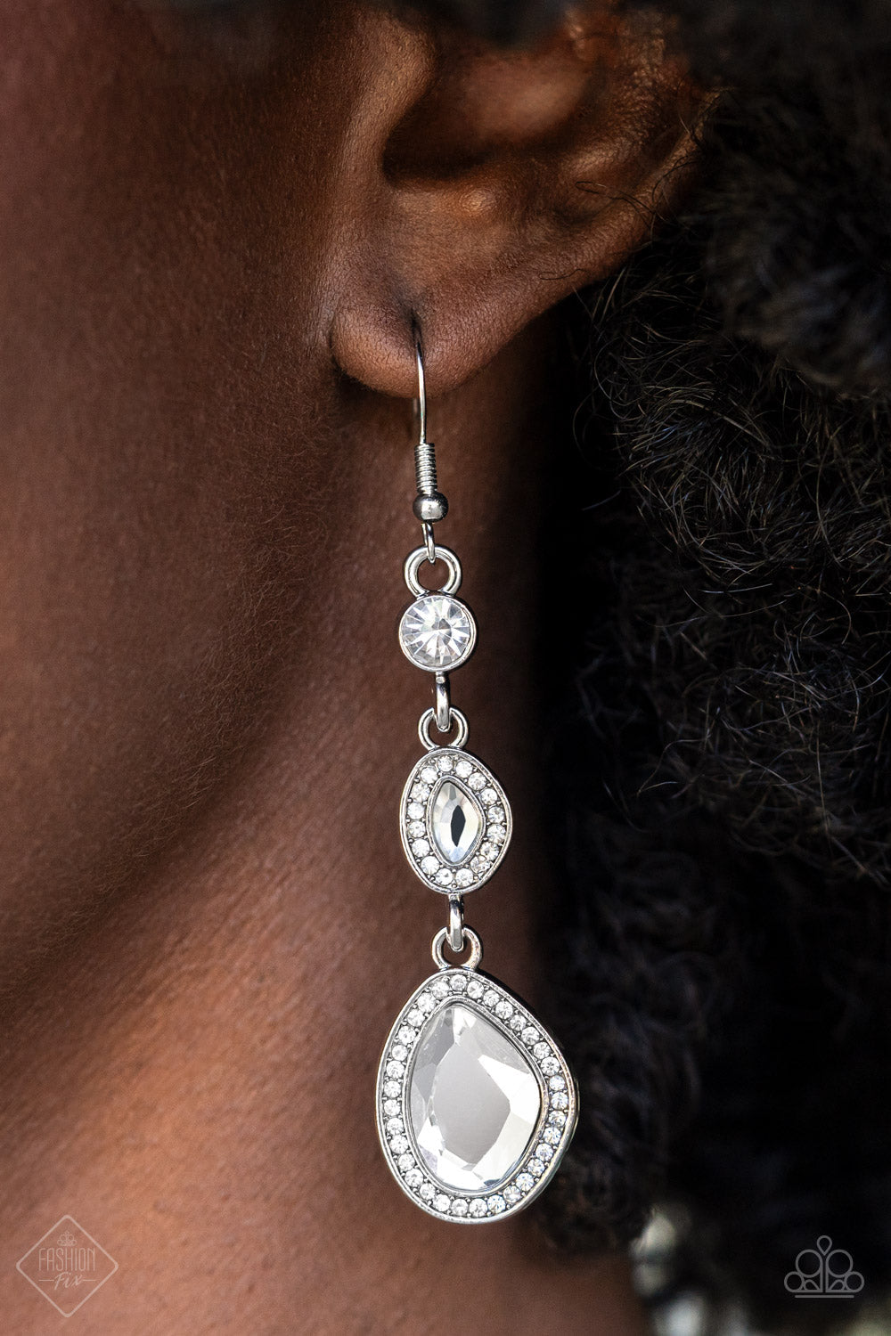 DRIPPING SELF-CONFIDENCE - WHITE EARRING - FIERCELY 5TH AVENUE - 1574