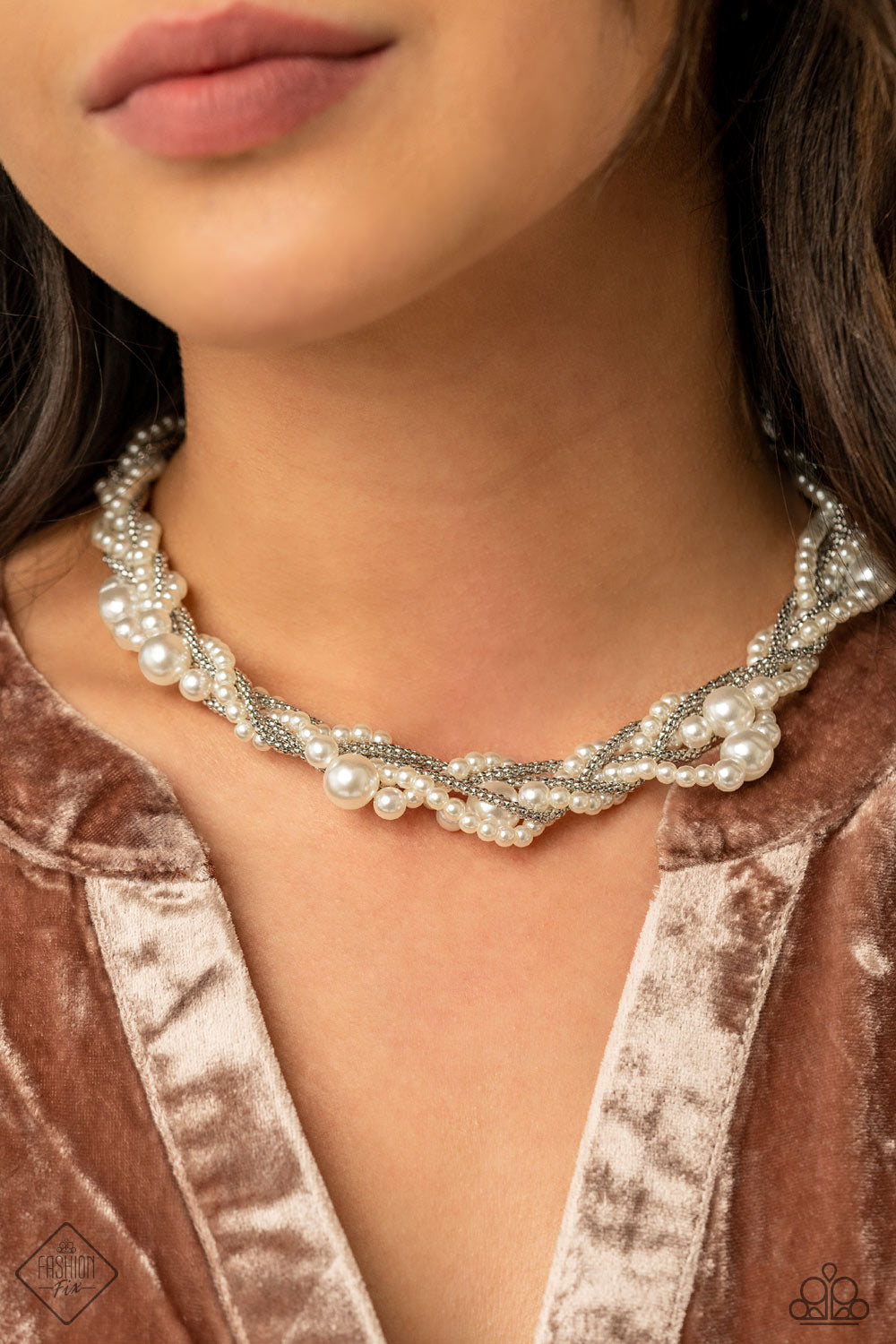 ROYAL REMINISCENCE - WHITE NECKLACE - FIERCELY 5TH AVENUE - 1501