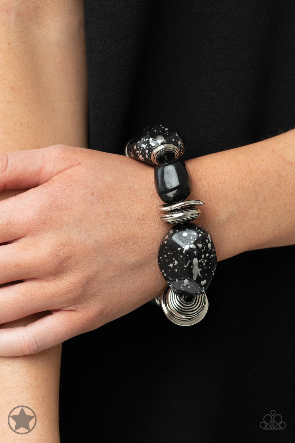 GLAZE OF GLORY - BLACK BRACELET - PAPARAZZI - 1110